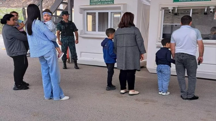 Erməniəsilli şəxslər “Laçın” postundan sərbəst keçirlər - FOTO