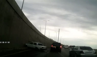 Bakı Dairəvi yolunda maşın beton maneəyə çırpıldı - VİDEO