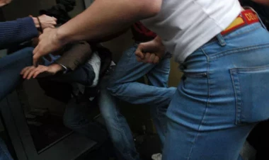 Sözləri çəp gəldi, avtobusda əlbəyaxa dava düşdü - VİDEO