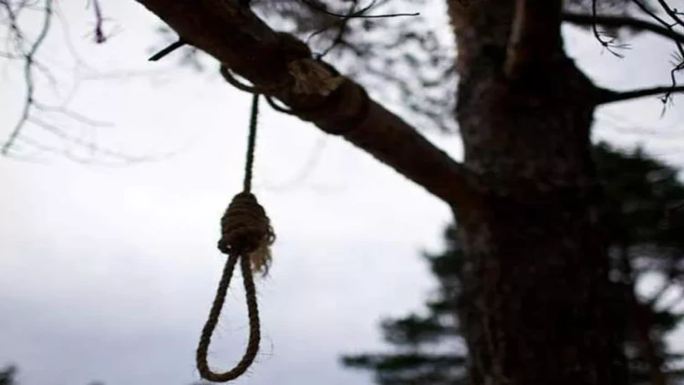 Qubada kişi özünü asdı