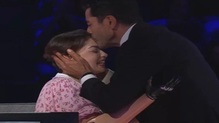 Aparıcı milyonluq suala çatan iştirakçının alnından öpdü - VİDEO - FOTO