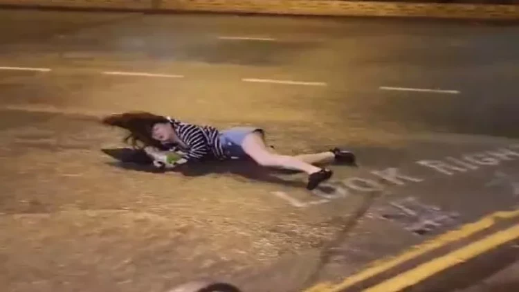 Şiddətli külək qadını havada uçurtdu - Bir neçə metr yerdə sürükləndi - VİDEO