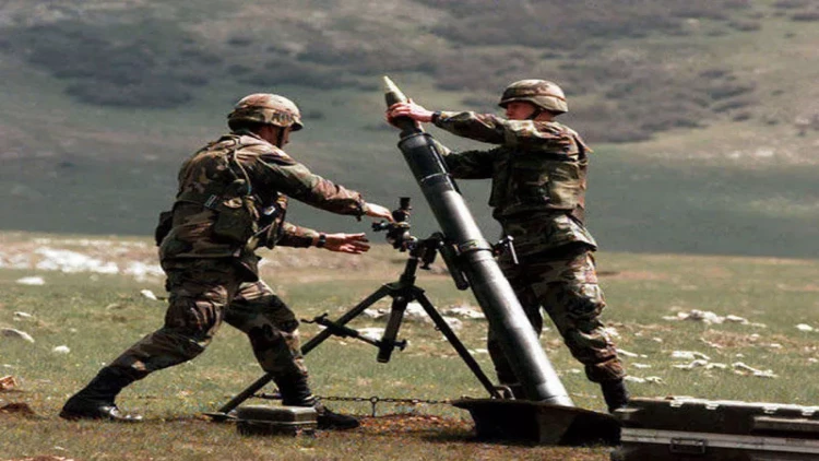 Düşmən mövqelərimizi minaatanlarla vurur
