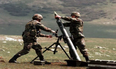 Düşmən mövqelərimizi minaatanlarla vurur