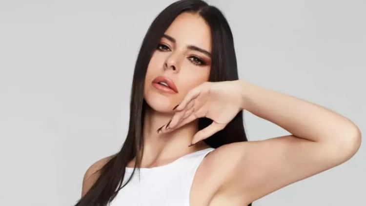 Məşhur müğənni səhnəyə 5 metrlik libasla çıxdı - FOTO