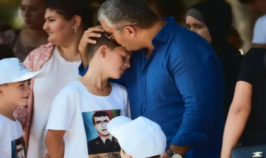 Şəhidlərin sevinc göz yaşlarına bürünən gecə - VİDEO - FOTO