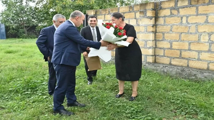 Nazir yüksək bal toplayan şəhid anası ilə görüşdü - FOTO