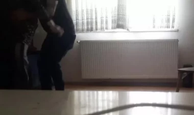 Gizli kameraya düşən görüntülər dəhşətə gətirir - Ev sahibi kirəçi qadına... - VİDEO