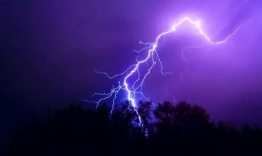 Bakıda çaxan güclü şimşək qorxu yaratdı - VİDEO