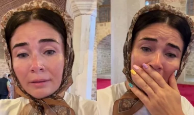 Elnarə Gövhərağa məscidində kövrəldi - VİDEO