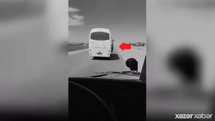 Bu şirkətin avtobusu keçən dəfə aşıb... İndi isə qapısı açıq gedir... - VİDEO