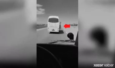 Bu şirkətin avtobusu keçən dəfə aşıb... İndi isə qapısı açıq gedir... - VİDEO
