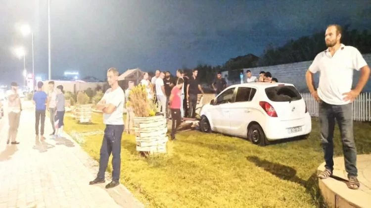 Sumqayıtda maşın mağazaya girdi, parkda... - FOTO