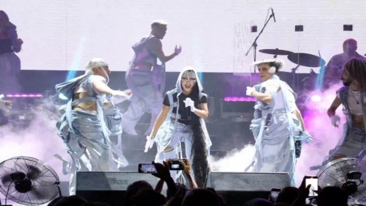 Tanınmış müğənninin səhnə paltarı olay oldu - FOTO