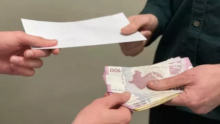 Vəzifəli şəxslər vətəndaşdan rüşvət alarkən tutuldular