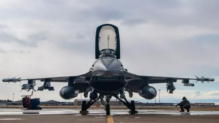 Tayvanda “F-16” pilotu səhvən mühafizə gəmisinin yaxınlığına 900 kq-lıq bomba atıb