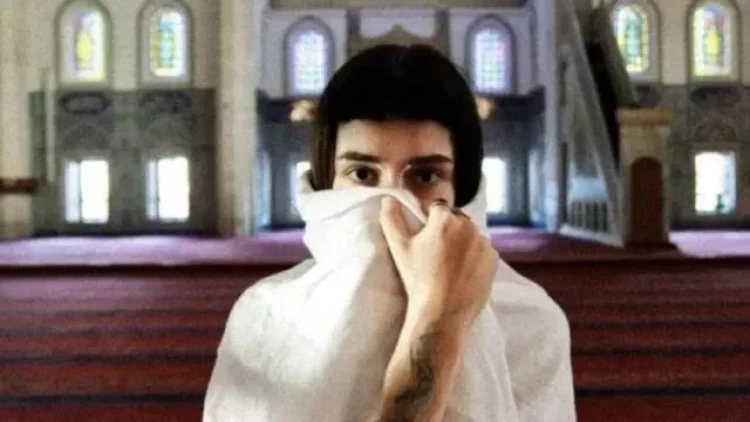 Məsciddə biabırçılıq – Çılpaq şəkillər çəkdirən model və rejissor saxlanıldı – FOTO