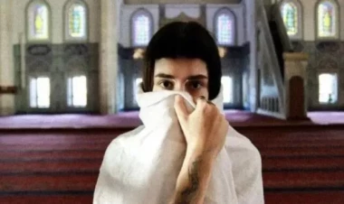 Məsciddə biabırçılıq – Çılpaq şəkillər çəkdirən model və rejissor saxlanıldı – FOTO