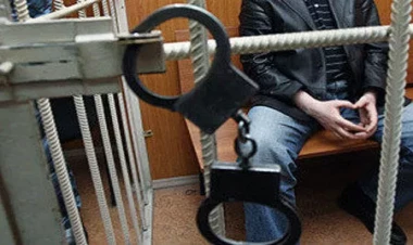 Gizlincə telefon işlədən arvadını boğub öldürdü: 