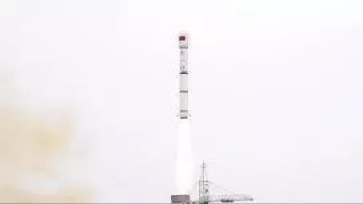 Çin kosmosa 7 yeni peyk buraxdı