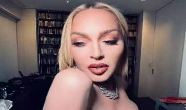 Yataq otağında və tualetdə fotosessiya etdirib paylaşdı