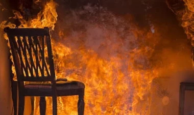 Bakıda 2 mərtəbəli ev yandı