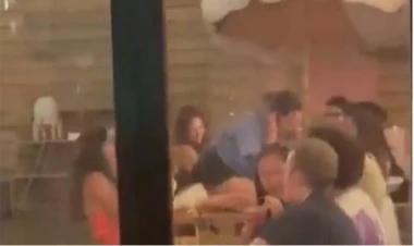 Məşhur müğənni ofisiant geyimində masada tvrek oynadı  - VİDEO  - FOTO