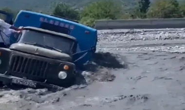 Azərbaycanda sərnişin dolu yük maşınını sel aparırmış -  ANBAAN VİDEO