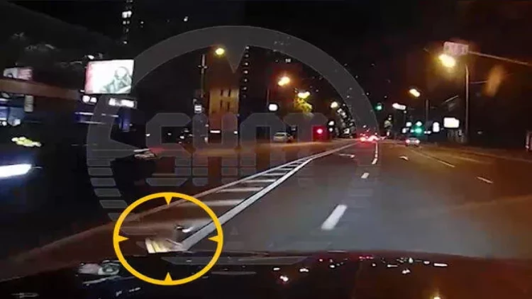 Sürücü avtomobili ilə PUA-nı vurdu - FOTO