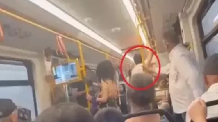 Metroda qəribə hadisə: Ərini başqası ilə görən qadın görün nə etdi - VİDEO
