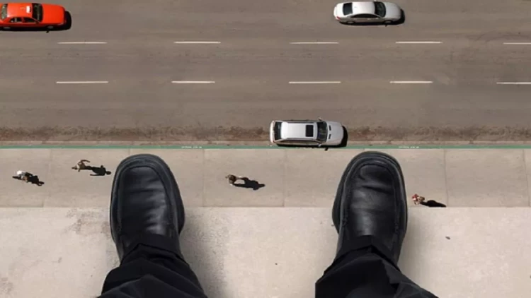 Bakıda 27 yaşlı oğlan özünü binadan atıb