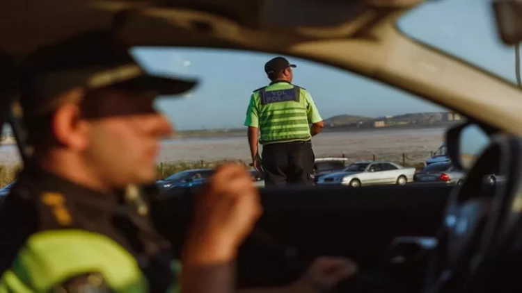 Yol polisi sərxoş qadının maşınını belə saxladı - VİDEO