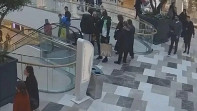 Türkiyədə futbolçuya ticarət mərkəzində silah çəkdilər - VİDEO - FOTO