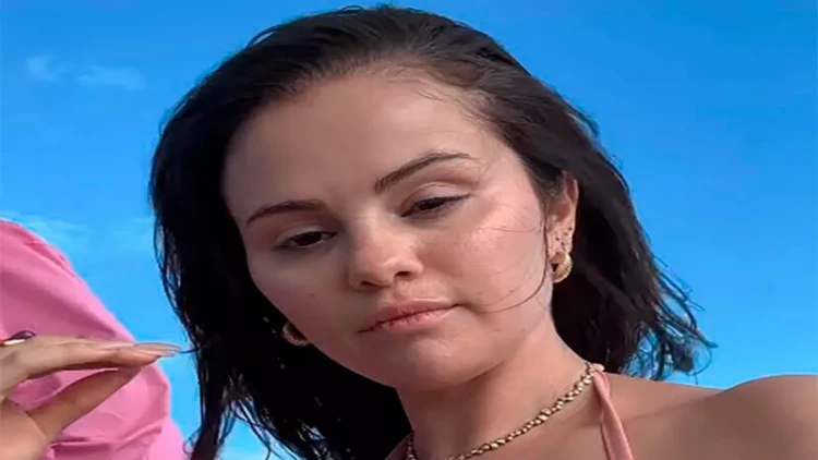 Selena makiyajsız halı ilə 