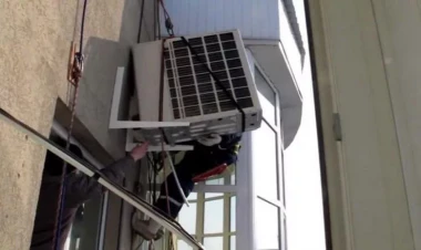 Külək Bakıda yaşayış binasının divarındakı kondisioneri qopardı - VİDEO