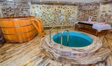 Məşhur aparıcı bikinidə buz çəlləyinə girdi - VİDEO - FOTO