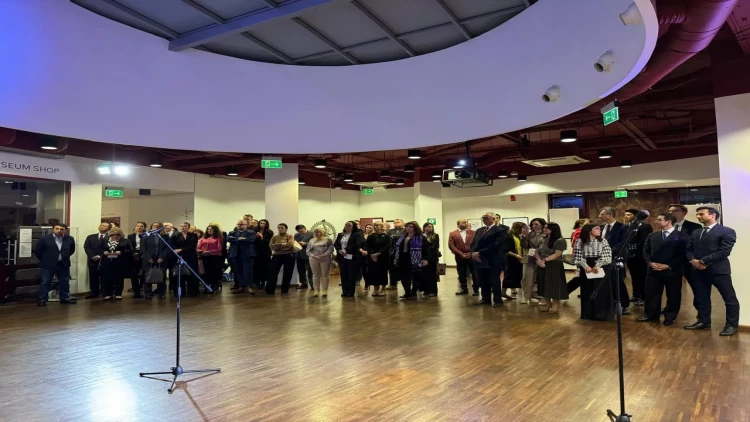 Zəfər Günü ərəfəsində Azərbaycan xalçası Polşa Muzeyinə hədiyyə olundu - FOTO