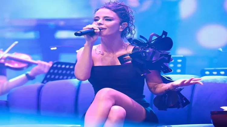 Türkiyəli müğənni səhnədə ağladı - VİDEO