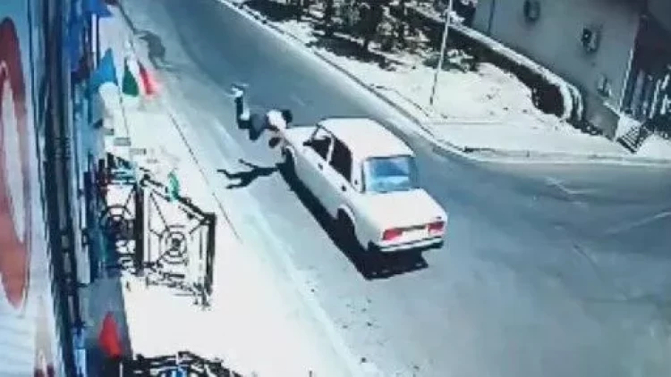 Bakıda yolu keçən piyadanı maşın vurdu - ANBAAN VİDEO