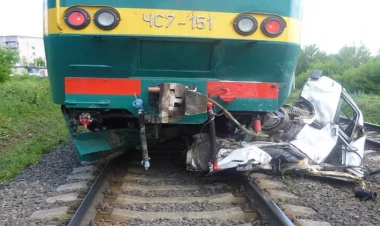 Azərbaycanda teplovoz minik avtomobili ilə toqquşub, xəsarət alanlar var