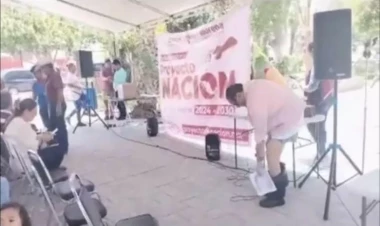 Siyasətçinin çıxış zamanı şalvarı düşdü - VİDEO