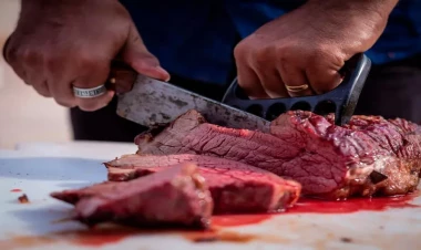 Bakıda qəssab borca görə müştərini ət yerindən asdı