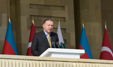 Türkiyə Prezidenti Bakıda keçirilən hərbi paradda Məmməd Arazın şeirini səsləndirib