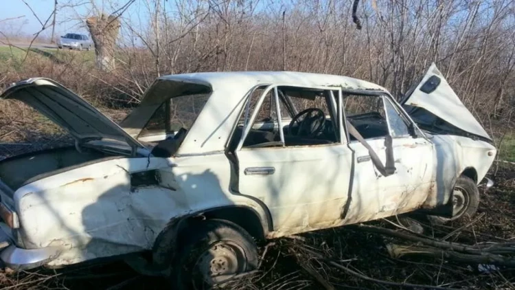 Şəmkirdə AĞIR YOL QƏZASI: Avtomobil maneəyə çırpıldı, 4 nəfər...