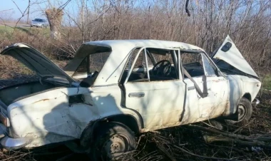 Şəmkirdə AĞIR YOL QƏZASI: Avtomobil maneəyə çırpıldı, 4 nəfər...