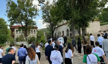 “4-cü Sənaye İnqilabı dövründə Yeni Media” Qlobal Forumunun iştirakçıları Şuşann tarixi məkanları ilə tanış olublar - FOTO