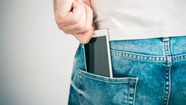 Telefonu bu cibə heç vaxt qoymayın: İstifadəçilərin səhvi