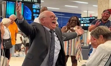 Kişi 60 ildən sonra məktəb sevgisinə qovuşdu - Evlilik təklifi etdi - VİDEO