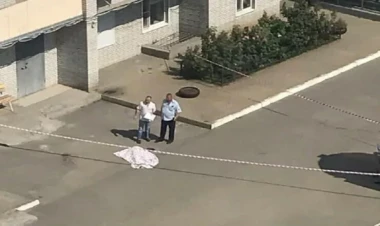 Əli qandallı kişi özünü binadan atdı