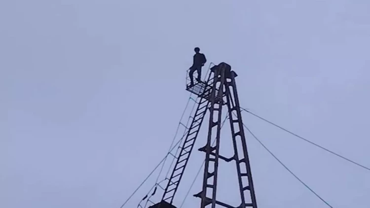 Bakıda qülləyə çıxan 18 yaşlı gənc belə xilas edildi - ANBAAN VİDEO